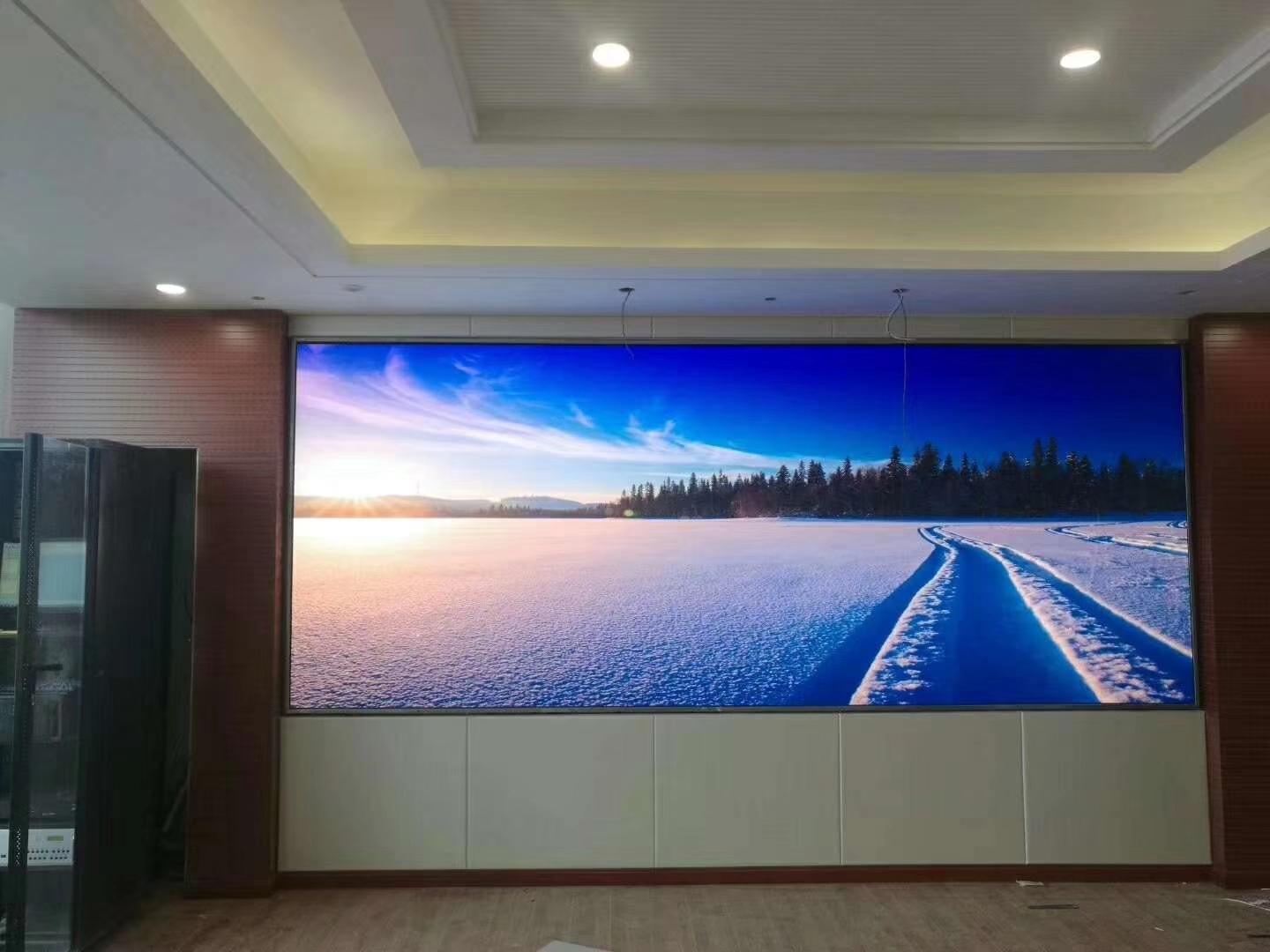 Zhenjiang Price Bureau P1.56 small-pitch display screen 8 square installation completed